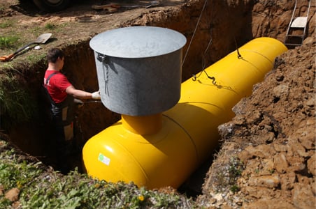 Монтаж ёмкости для СУГ на глубину 2 м — фото